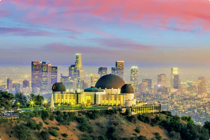 Обсерватория Гриффита и городской пейзаж Лос-Анджелеса на закате