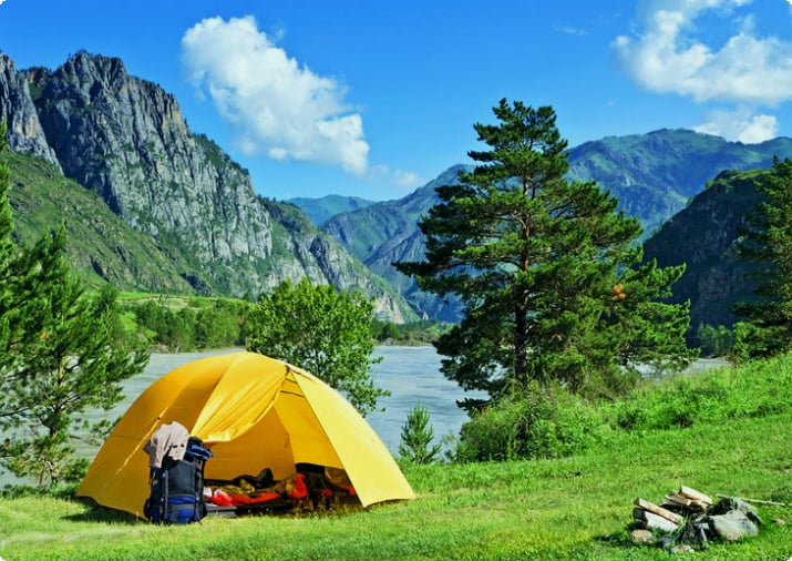 Tält på en vacker campingplats