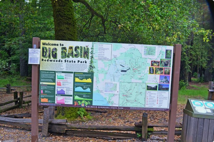 Вывеска в государственном парке Биг-Бейсин-Редвудс, Калифорния