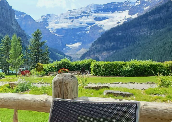 Вид из обеденной зоны на открытом воздухе в Chateau Lake Louise
