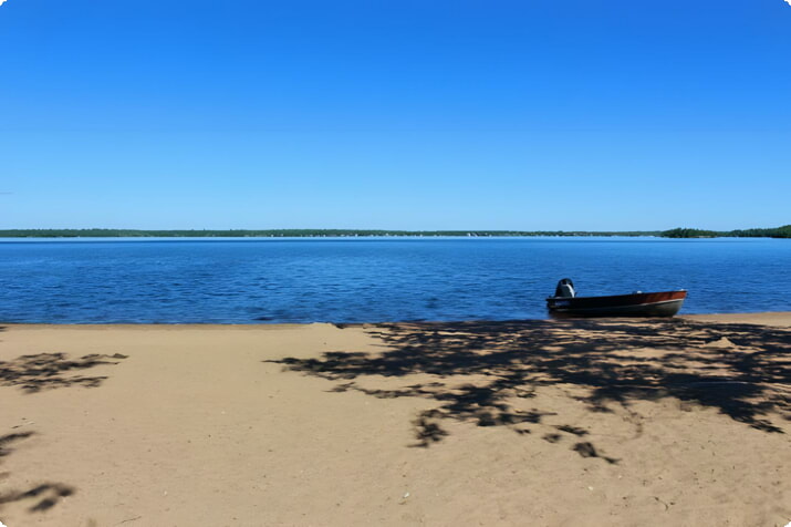 Главный пляж на озере Бреретон
