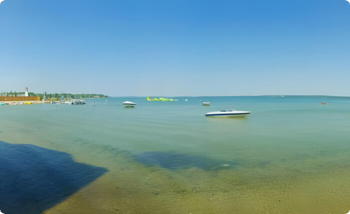 Båter og strand ved Sylvan Lake