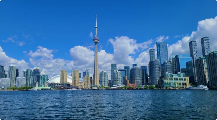 Вид на Торонто с озера Онтарио