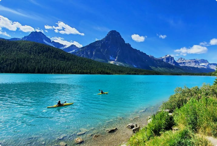 Kayakers on Waterfowl Lake nel Parco Nazionale di Banff