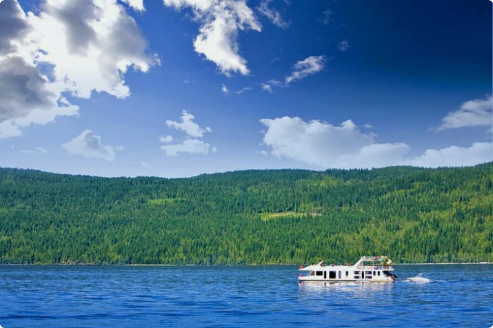 Дом-лодка на озере Шусвап