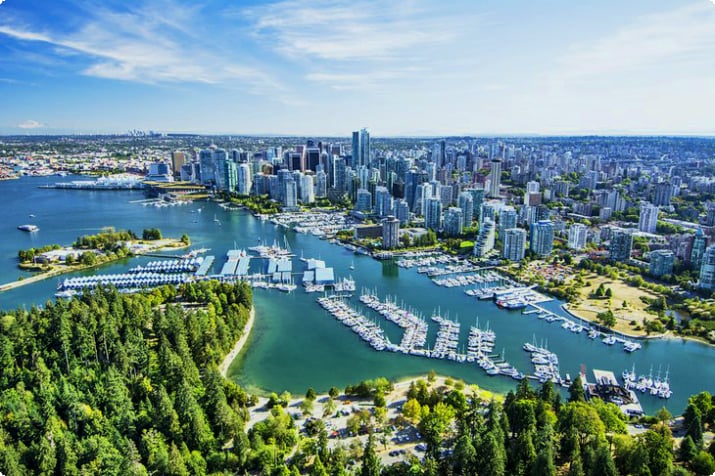 Вид с воздуха на Стэнли-парк и Ванкувер