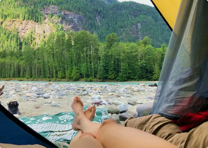 Кемпинги наслаждаются видом из своей палатки в кемпинге Squamish Valley