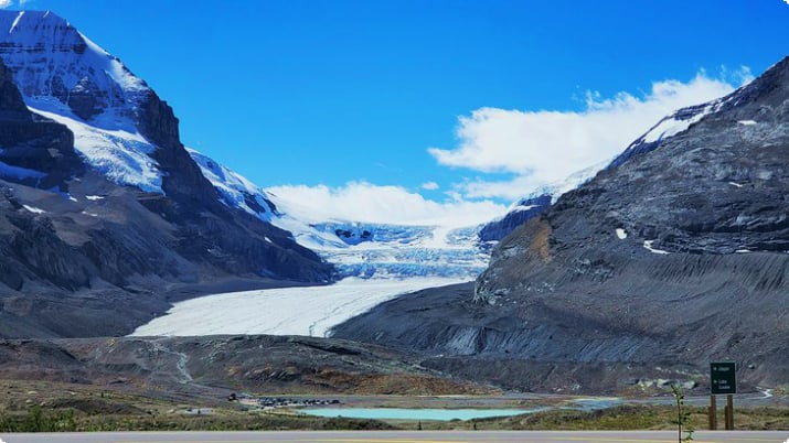 Ледник Атабаска в центре ледяных полей