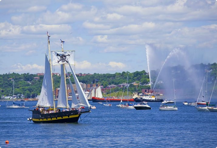 Ett högt skepp seglar ut ur Halifax Harbour