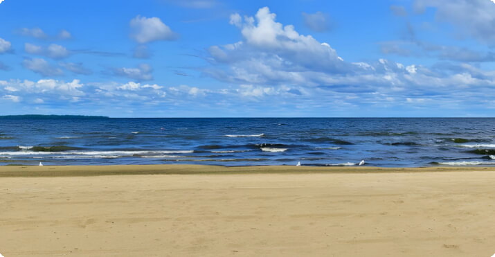 Песчаный пляж на озере Ниписсинг
