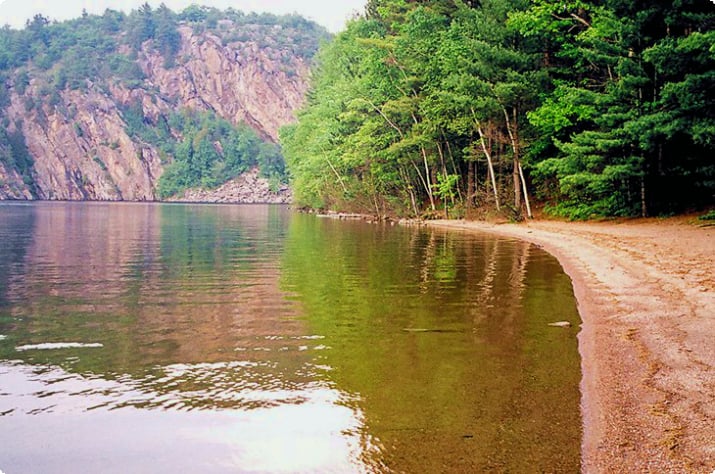 Mazinaw Gölü