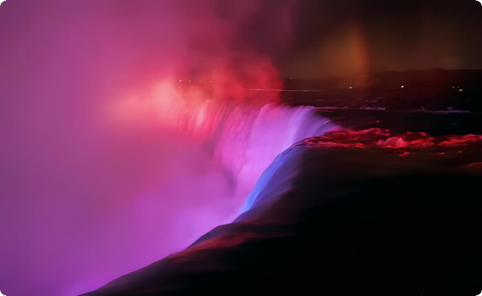 Ниагарский водопад освещен в цвета ночью