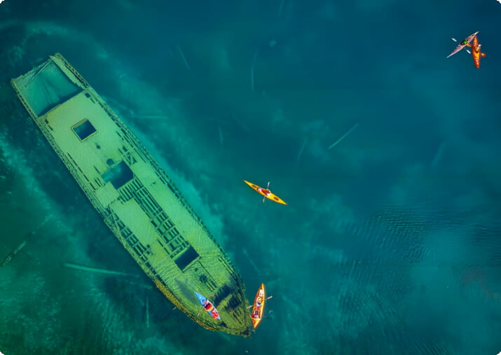 Вид с воздуха на каякеров над затонувшим кораблем в национальном парке Fathom Five