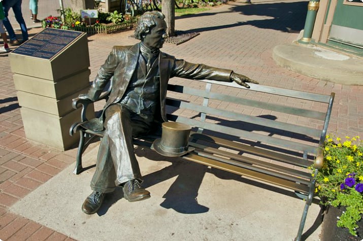 Статуя сэра Джона А. Макдональда в Шарлоттауне