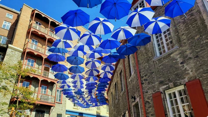 Зонты на улице Куль de Sac