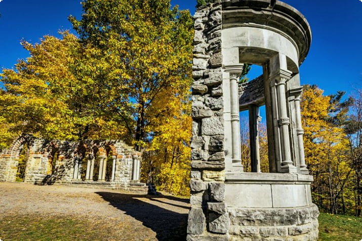 Руины аббатства в поместье Маккензи Кинг в парке Гатино