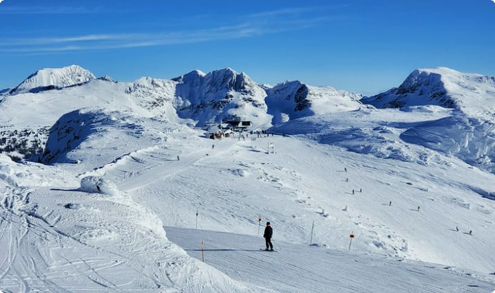 Катание на лыжах на горнолыжном курорте Уистлер-Блэккомб