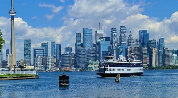 Centre Island Ferry e skyline della città dalle Toronto Islands