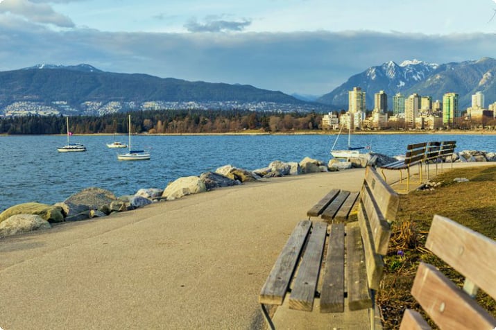 Скамейки и дамба в парке Хадден с видом на Ванкувер