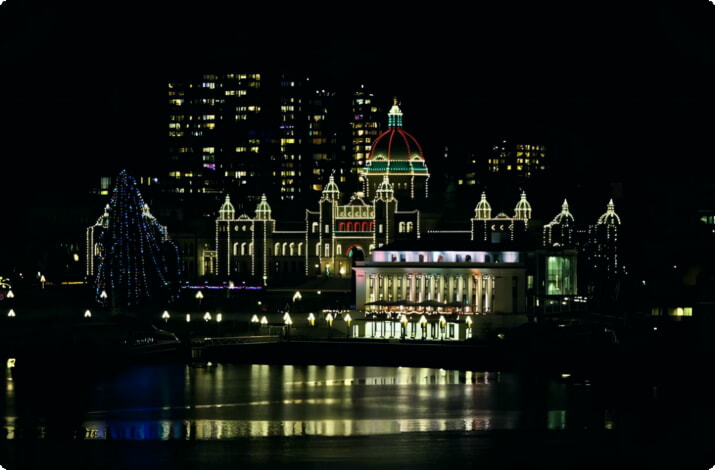 Gli edifici del Parlamento e l'Inner Harbor di notte