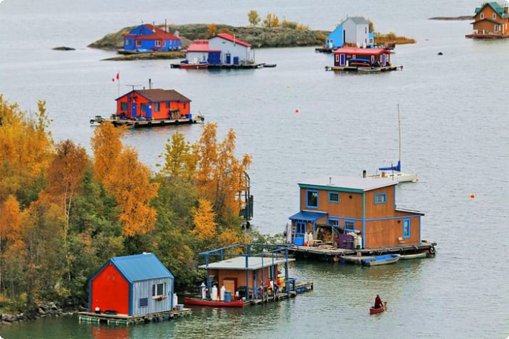 Разноцветные плавучие дома на Большом Невольничьем озере