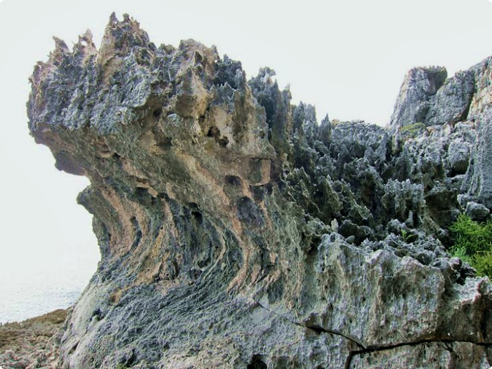 ケイマンブラク島の岩だらけの海岸