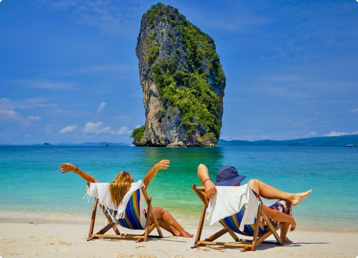 Пара наслаждается медовым месяцем на прекрасном пляже в Таиланде