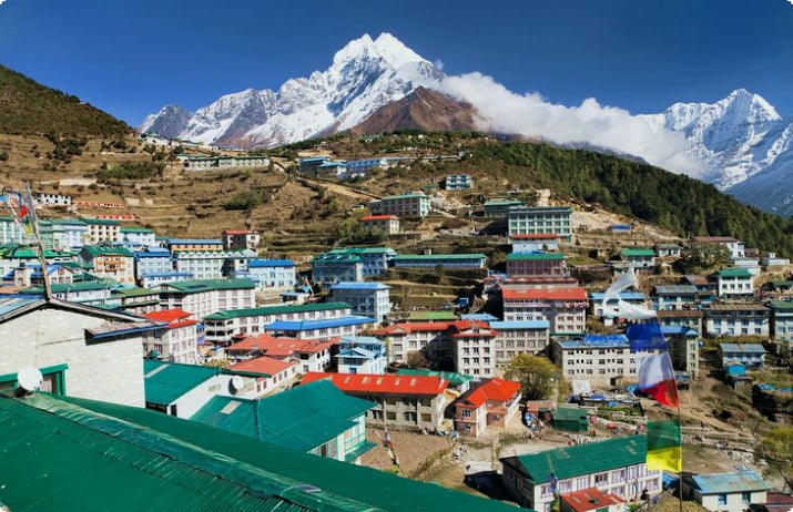 Namche Bazar och Mount Thamserku i Nepal