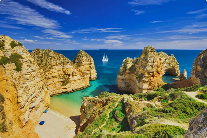 Lagos kasabası yakınlarındaki güzel koy, Algarve, Portekiz