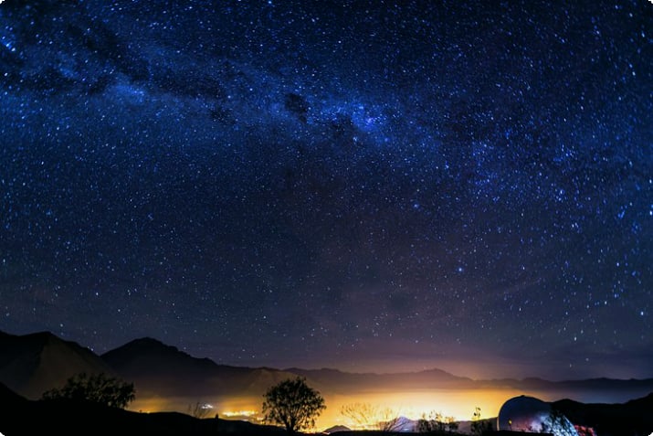 Blick auf die Milchstraße über dem Elqui-Tal