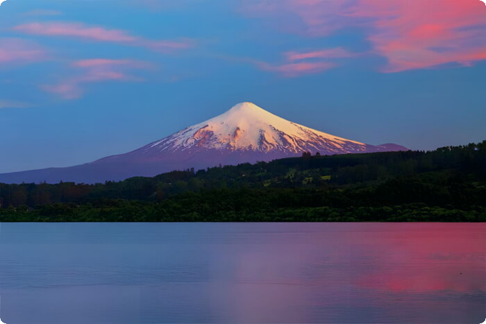 Villarrica-tulivuori auringonlaskun aikaan