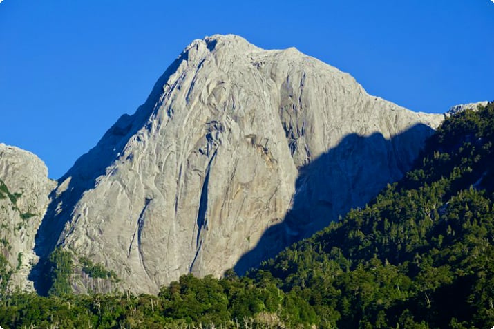 Riesige Felswand im Cochamó-Tal