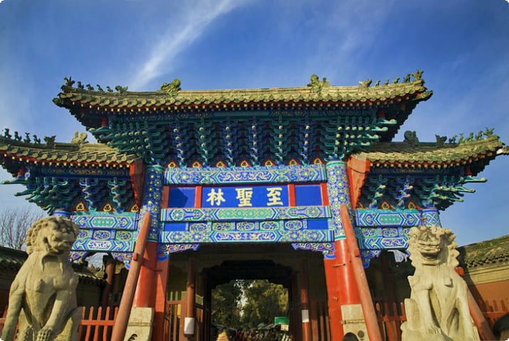 Входные ворота, кладбище Конфуция