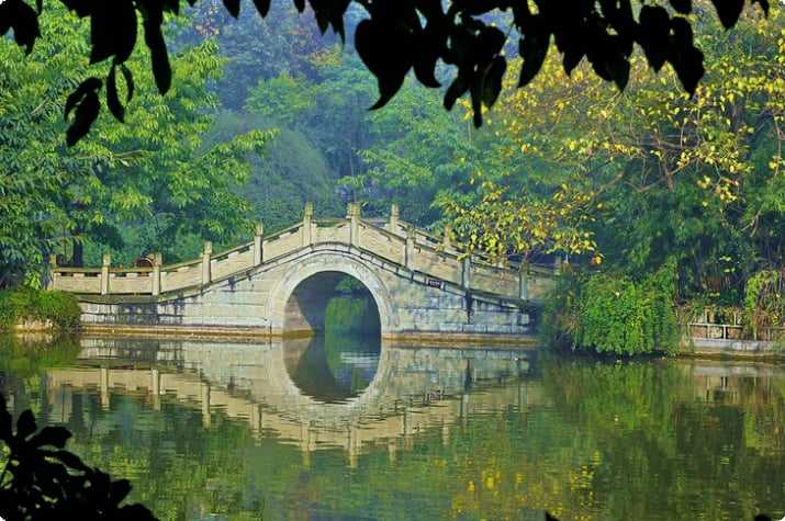 Живописный мост в парке культуры Чэнду