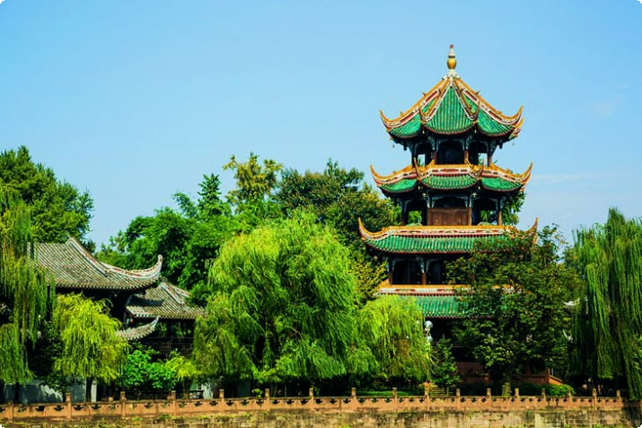 Парк Ванцзянлоу и смотровая башня у реки