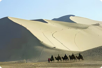 Vierailu Dunhuangissa ja Jiayuguanissa: Mogaon luolat, Kiinan muurin länsipää ja kamelivaellus