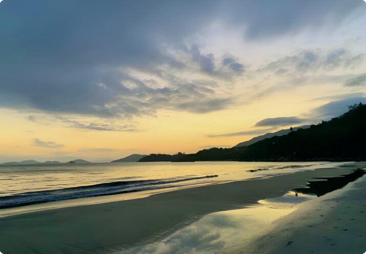 Pui O-strand bij zonsondergang