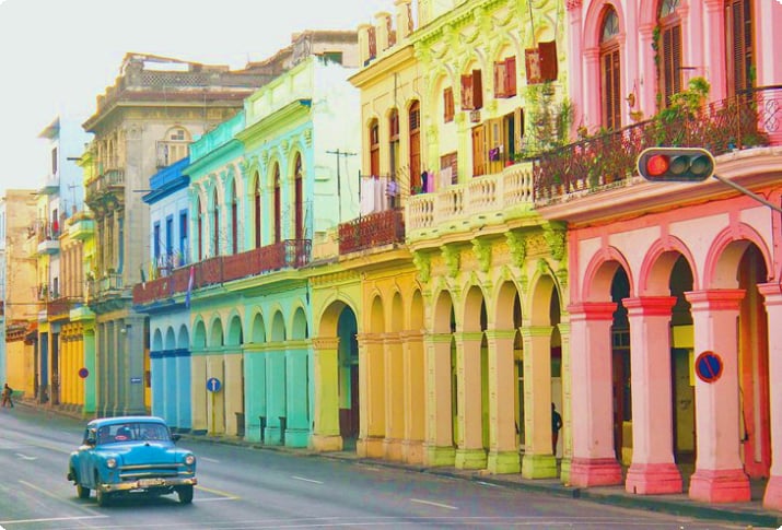 Красочные здания и классический автомобиль в Старой Гаване