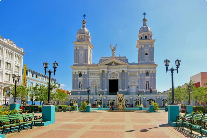 Собор Успения Пресвятой Богородицы и парк Сеспедес в Сантьяго де Куба
