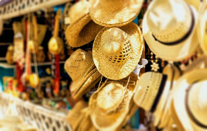 Продаются плетеные шляпы на уличном рынке Варадеро
