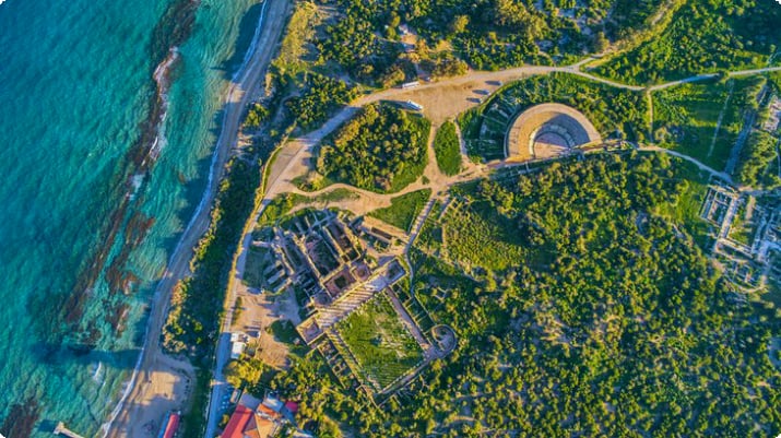 Vista aérea da Antiga Salamina cercada por sua praia