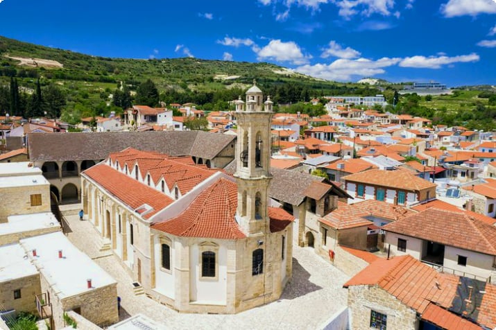 Omodoksen kylä ja Timios Stavrosin luostari