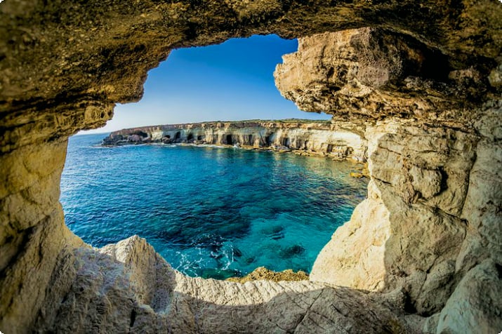 Морские пещеры недалеко от Айя-Напы, Кипр