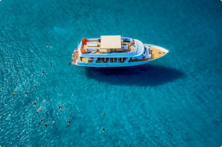 Svømmestopp for cruisebåt i nærheten av Pafos