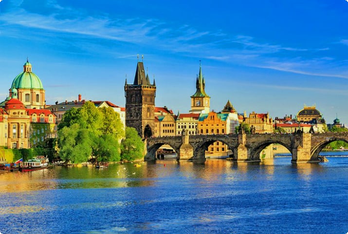 Die Karlsbrücke und die Moldau in Prag