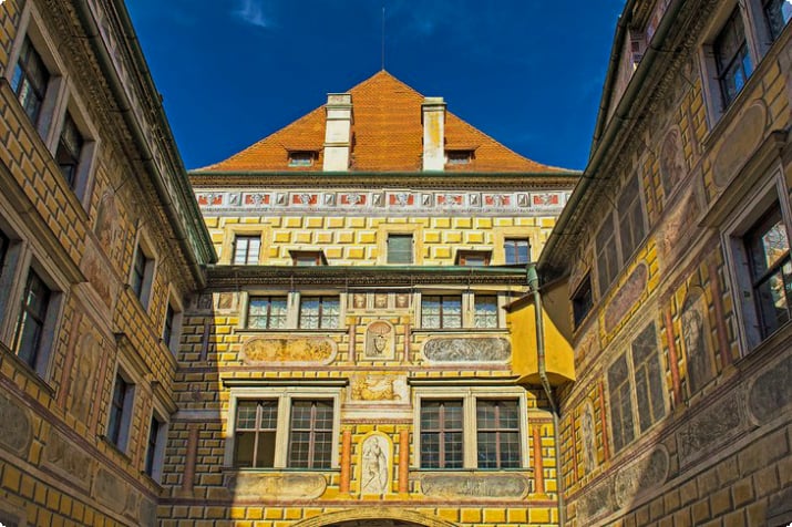 Bemalte Wände im Innenhof des Schlosses Ceský Krumlov