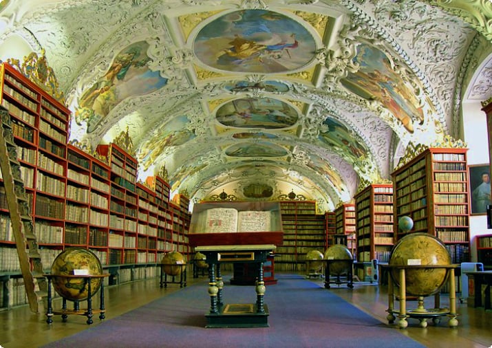 Впечатляющие библиотеки: Клементинум и Страховский монастырь