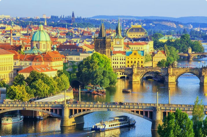 Vom Flughafen Prag ins Stadtzentrum: 4 beste Wege, um dorthin zu gelangen