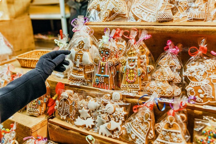 Perinteisiä tšekkiläisiä piparkakkuja myynnissä joulumarkkinoilla