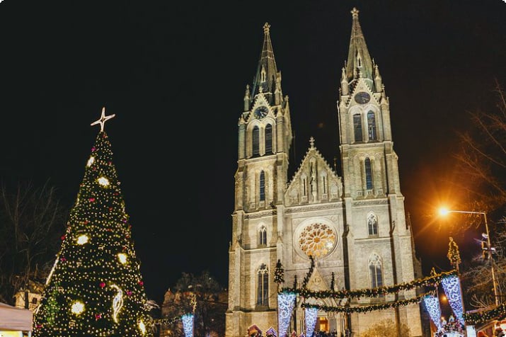 Weihnachtsmarkt auf dem Platz Namesti Miru mit der St.-Ludmila-Kirche dahinter